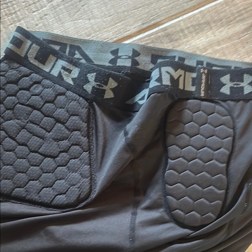 Under Armour Men's Black Athletic Shorts Padded - Picture 3 of 4